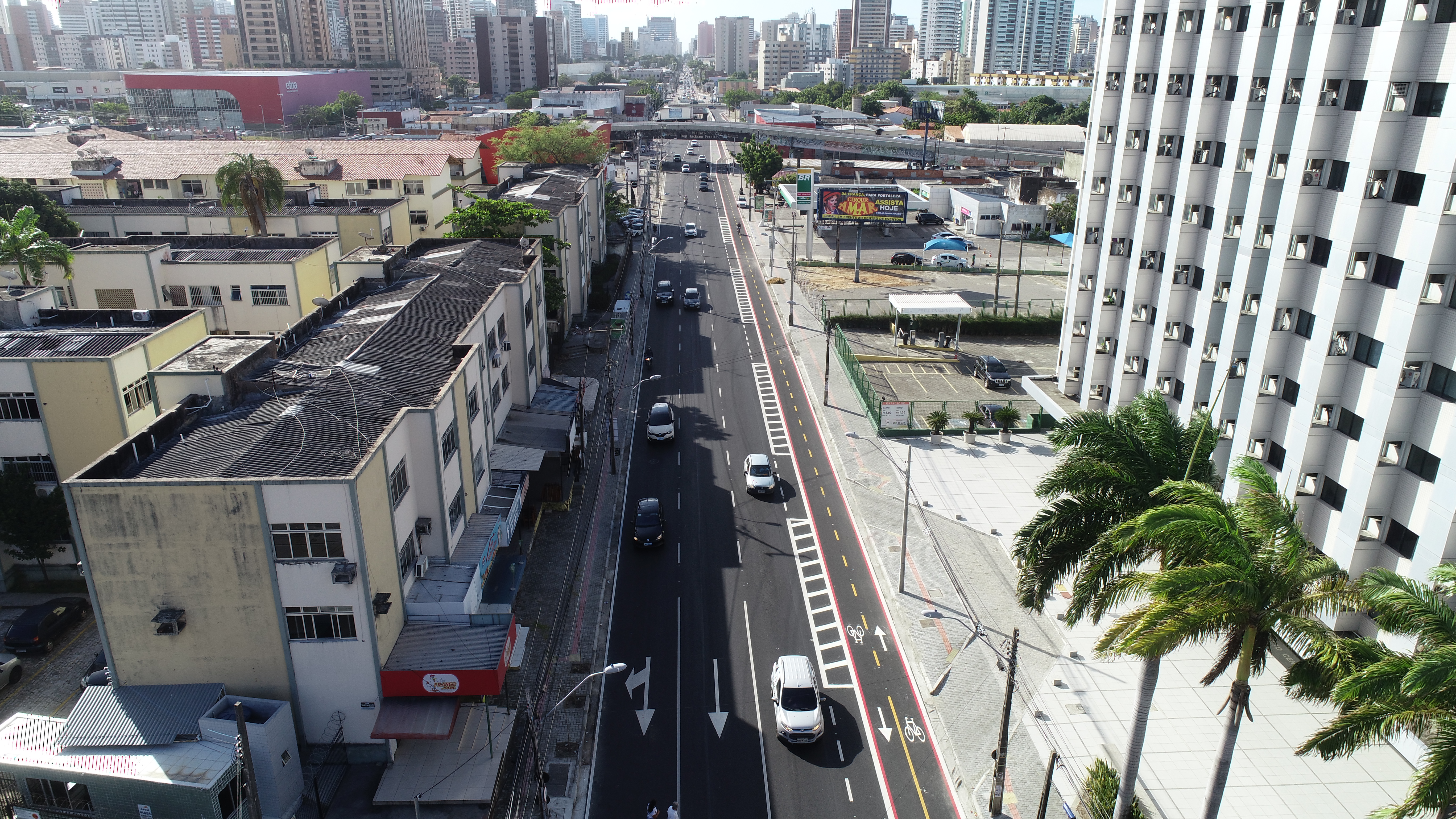 vista aérea da Avenida Santos Dumont com carros passando